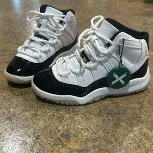 Jordan concords black & white Size 12